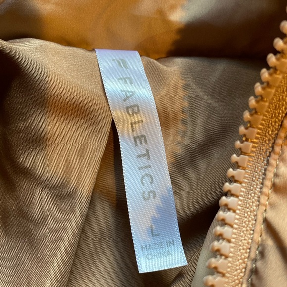 Fabletics Women’s Camouflage Cropped Puffer Jacket : Size Large - Picture 8 of 9